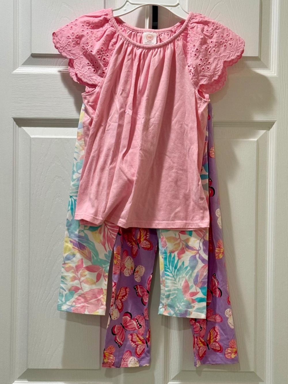 Girl's outfit Wonder Nation top and 2 Children's Place capri pants